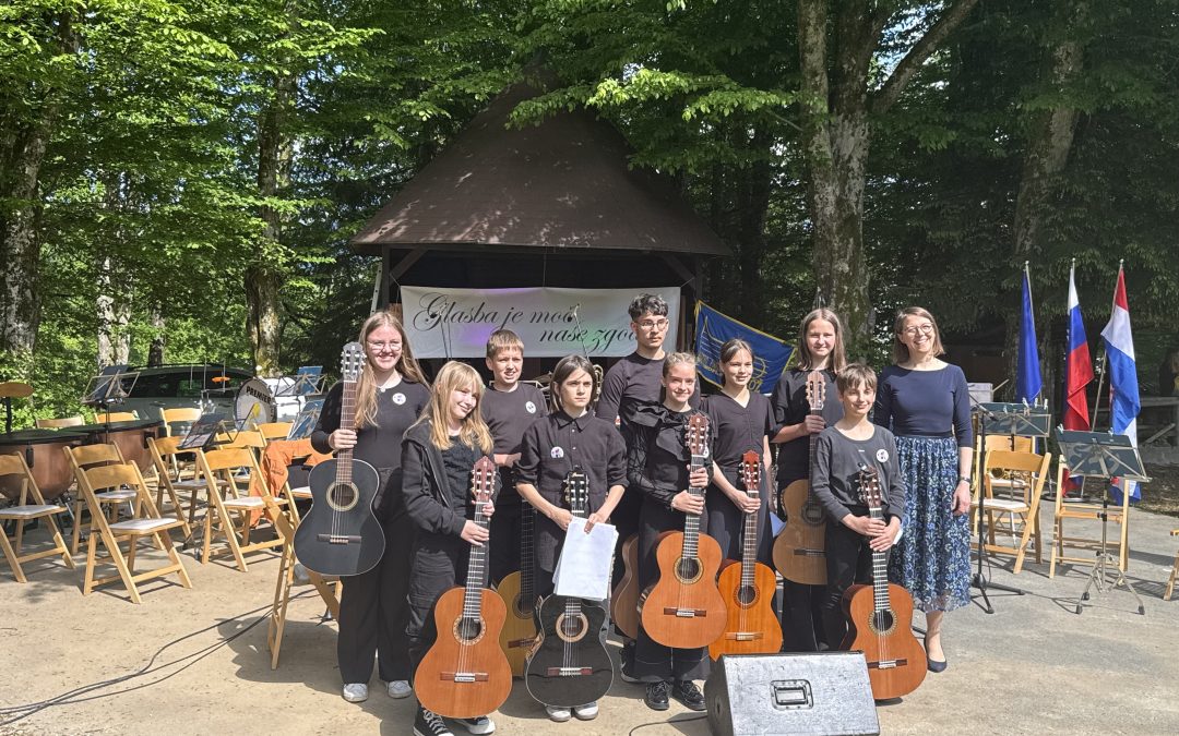 Festival prijateljstva pri gradu Snežnik: Uspešen nastop kitarskega orkestra