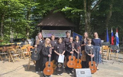 Festival prijateljstva pri gradu Snežnik: Uspešen nastop kitarskega orkestra